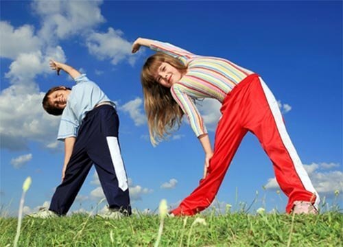 Trẻ cần được vận động nhiều để đạt cân nặng chiều cao chuẩn